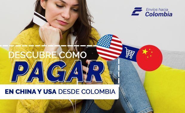 Joven mujer de tez blanca con una tarjeta de crédito en la mano para comprar en una tienda online